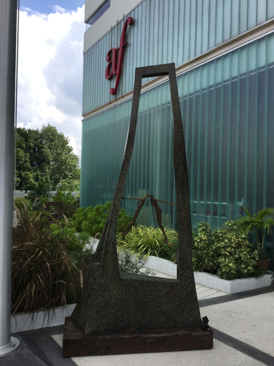 Flying lovers II en bronze de la sculpteure française Val - Valérie Goutard - à l’Alliance Française de Bangkok avec Sculptureval