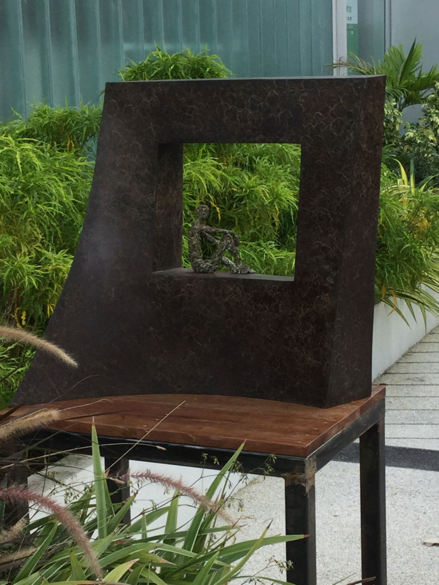 Window III en bronze de la sculpteure française Val - Valérie Goutard - à l’Alliance Française de Bangkok avec Sculptureval