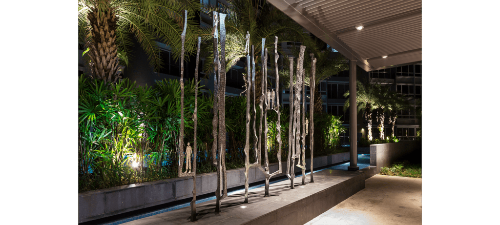Footsteps II de la sculpteure française Val – Valérie Goutard – avec Sculptureval à Sorrento Residence à Singapour