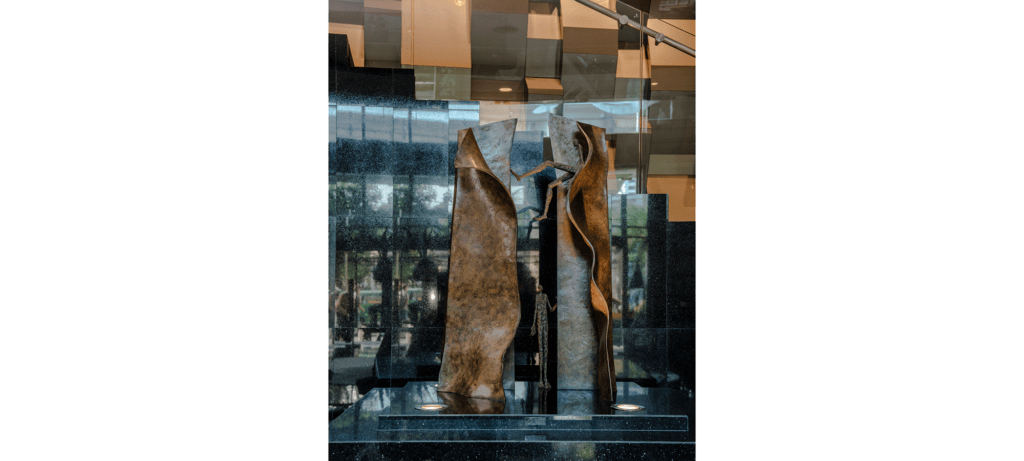 Hide & seek II de la sculpteure française Val – Valérie Goutard – avec Sculptureval à Sofitel Sukhumvit Bangkok – Thaïlande