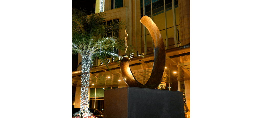 Inle balance III de la sculpteure française Val – Valérie Goutard – avec Sculptureval à Sofitel Sukhumvit à Bangkok - Thaïlande