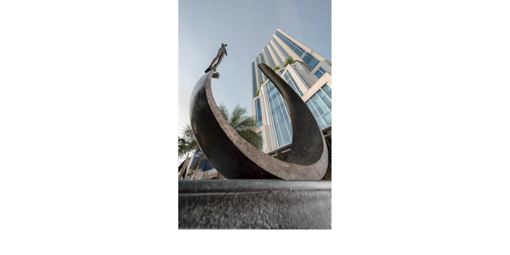 Inle balance III de la sculpteure française Val – Valérie Goutard – avec Sculptureval à Sofitel Sukhumvit à Bangkok - Thaïlande