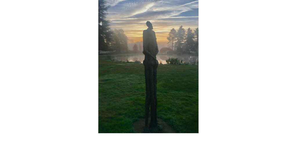 L’étreinte II de la sculpteure française Val – Valérie Goutard – avec Sculptureval à Parc de sculptures de Jouyen- Josas - France