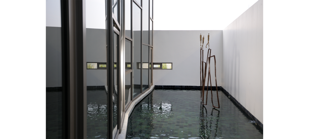 The parade II (L158xH251xD36 cm) – bronze 2010 Residence in Bangkok – Thailand