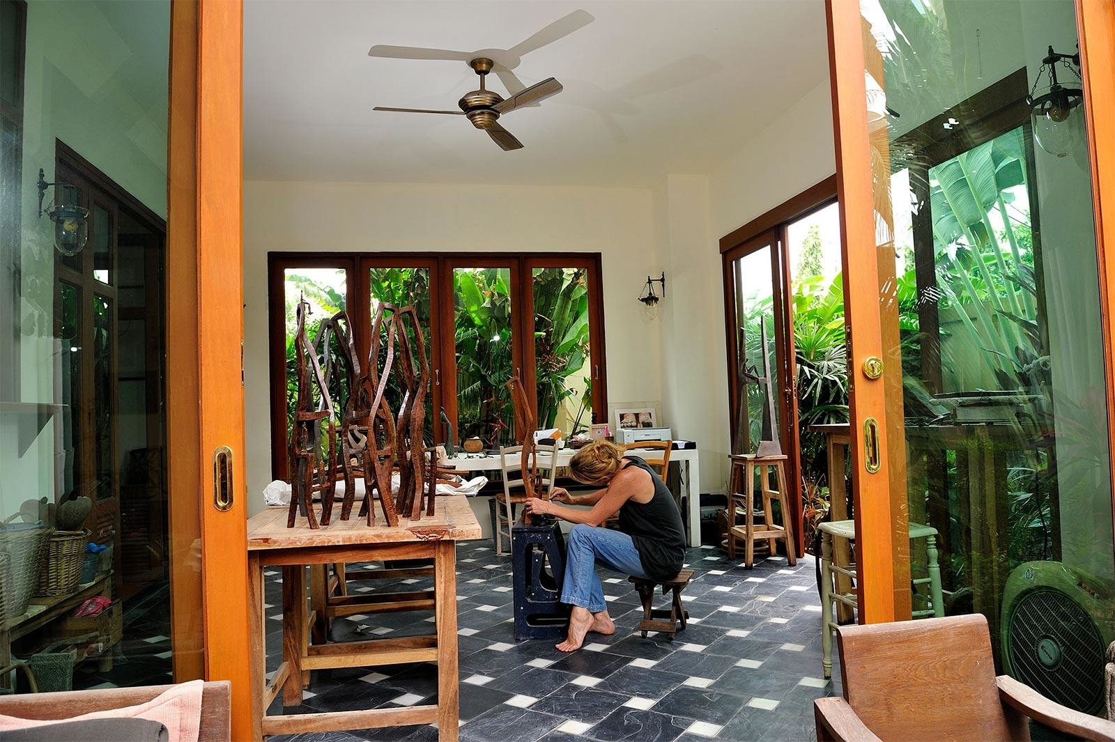 French sculptor Val - Valérie Goutard - in Bangkok studio doing bronze sculptures with Sculptureval