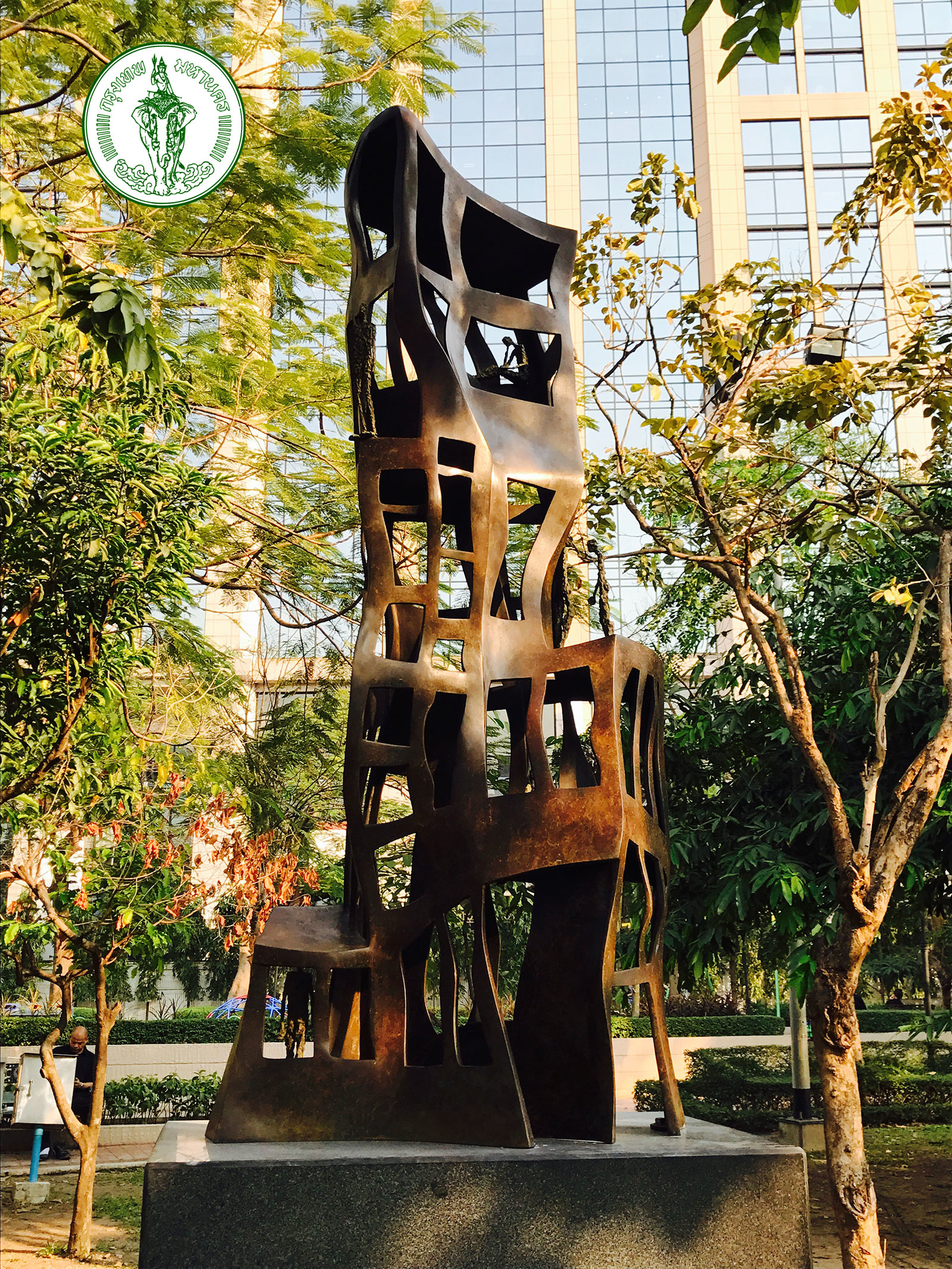 Ville fantastique II en bronze de la sculpteure française Val - Valérie Goutard - au Parc Benjasiri à Bangkok avec Sculptureval