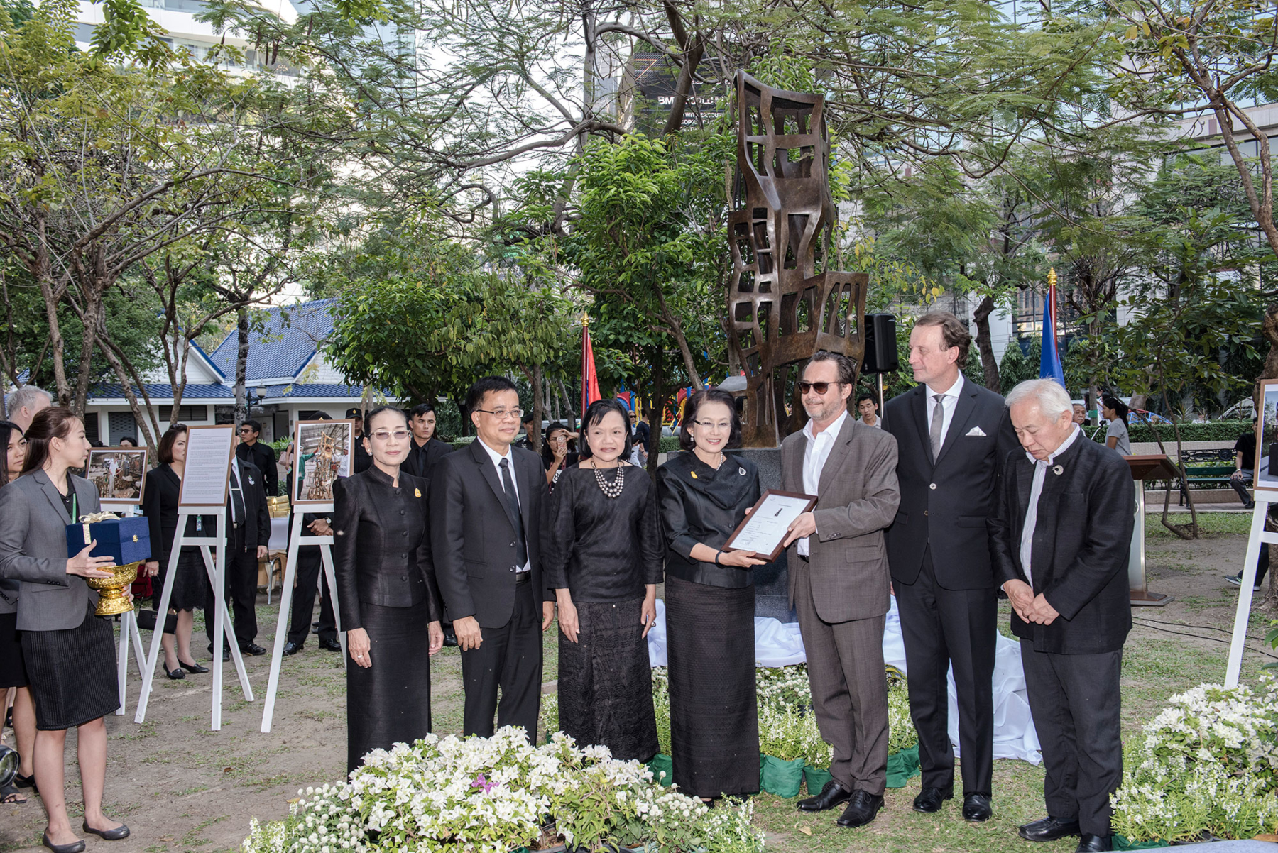 Ville fantastique II en bronze de la sculpteure française Val - Valérie Goutard - au Parc Benjasiri à Bangkok avec Sculptureval