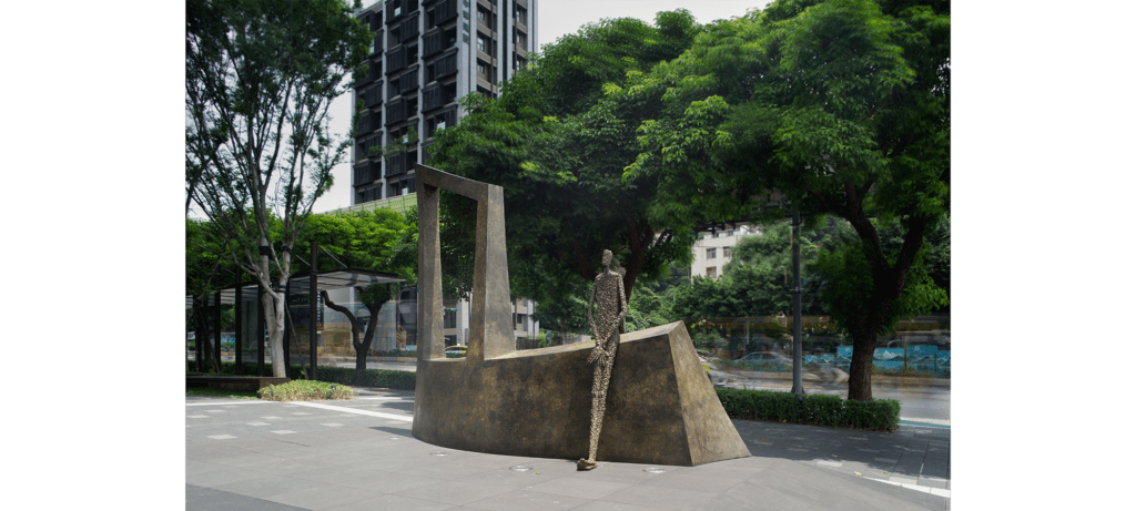 Waiting III de la sculpteure française Val – Valérie Goutard – avec Sculptureval à New Square à Taipei - Taiwan