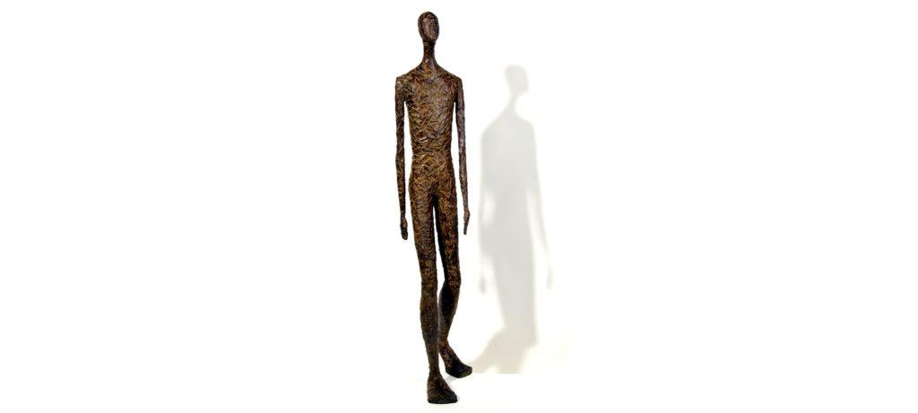 Walking big de la sculpteure française Val – Valérie Goutard – avec Sculptureval