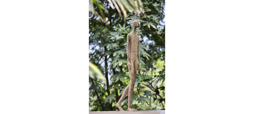 Walking big by French sculptor Val - Valérie Goutard - with Sculptureval