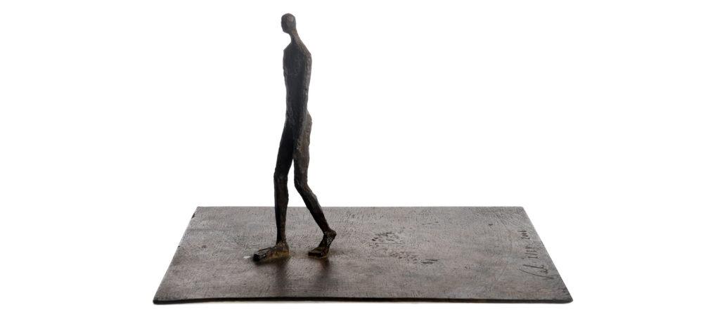 Walking on plate de la sculpteure française Val – Valérie Goutard – avec Sculptureval