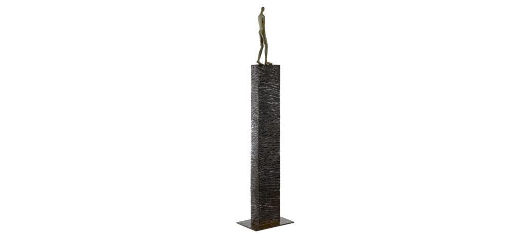 Walking on square pedestal de la sculpteure française Val – Valérie Goutard – avec Sculptureval